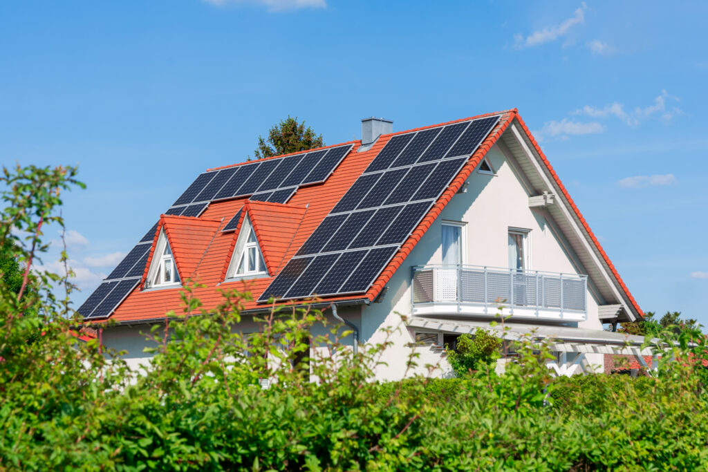 Modernes Haus mit Photovoltaik-Solarzellen auf dem Dach zur alternativen Energieerzeugung