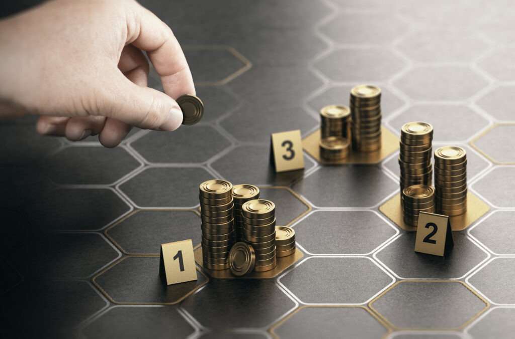 Menschliche Hand stapelt generische Münzen auf schwarzem Hintergrund mit sechseckigen goldenen Formen. Das Konzept des Angel-Investors und der Investition in Startup-Unternehmen. Zusammengesetztes Bild aus einer Handfotografie und einem 3D-Hintergrund.